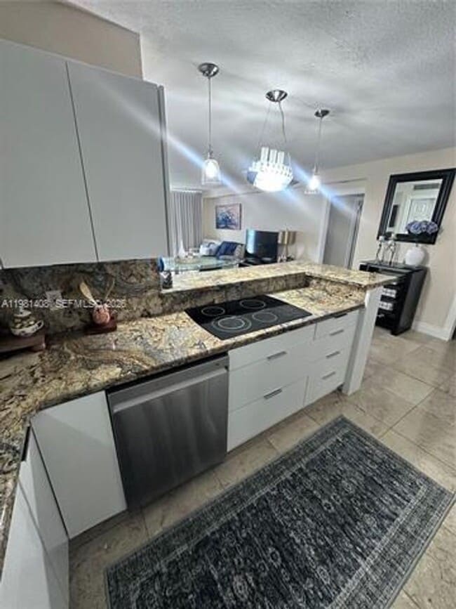 Building Photo - 3140 S Ocean Dr