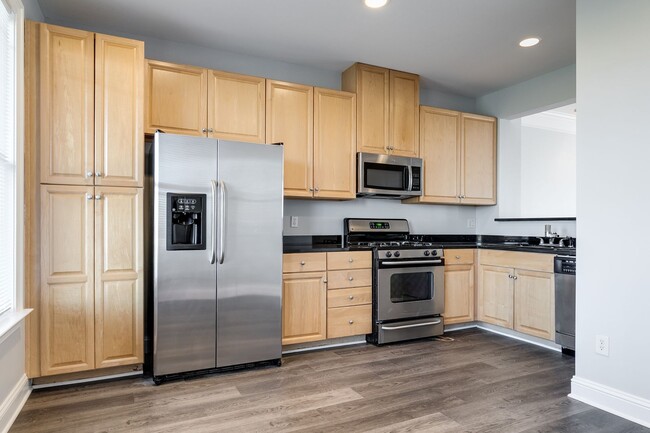 Building Photo - 3 Bedroom Townhome in Oregon Hill!