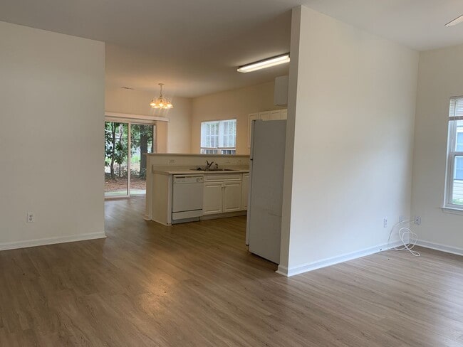 Building Photo - $500 OFF 1ST MONTHS RENT! 3 Bedroom 2 Bath...