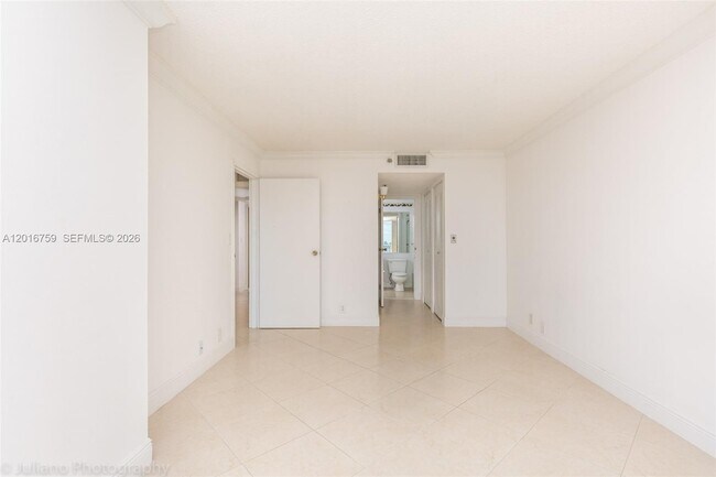 Building Photo - 7601 E Treasure Dr