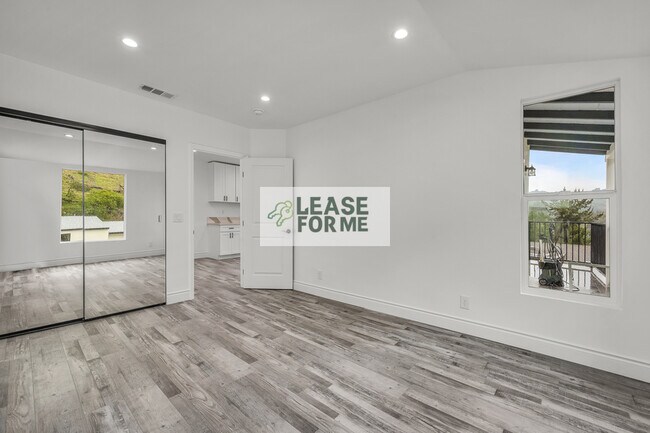 Building Photo - 9848 Portola Dr