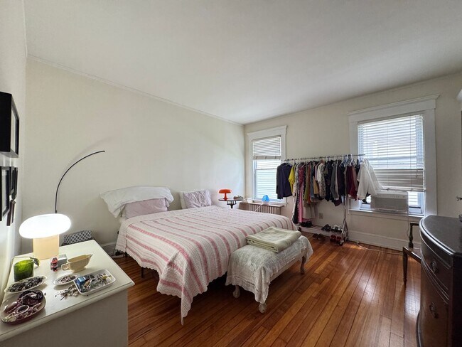 Building Photo - Spacious 2-Bedroom, 2-Bath in East Rock – Newly Renovated!
