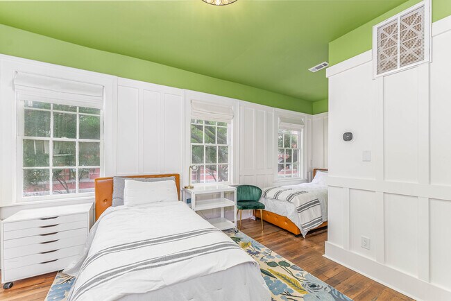 Bedroom with excellent roommate layout - 108 W Henry St