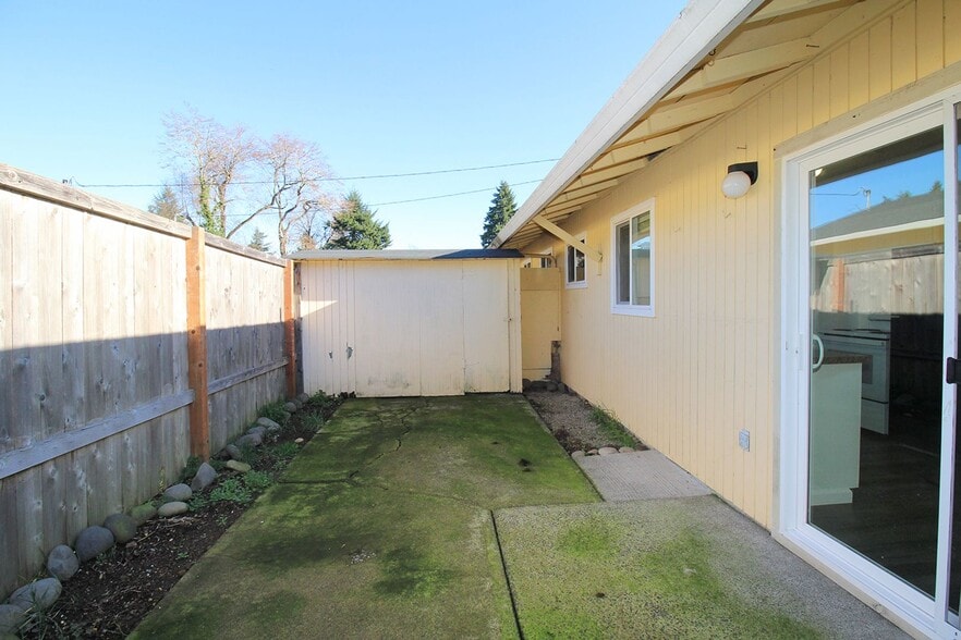 Building Photo - 6213-6217 SE Fern Ave