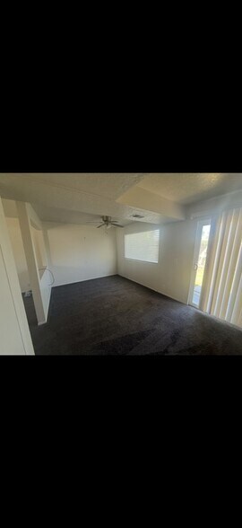 Building Photo - 615 E Carmel Dr