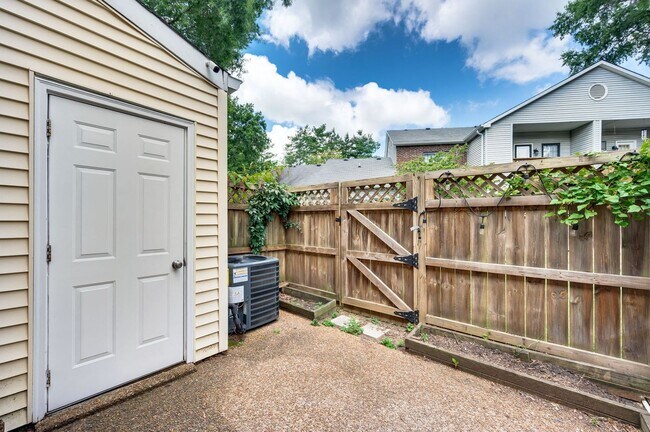 Building Photo - Awesome updated 2BR/1.5BA townhome in Bell...