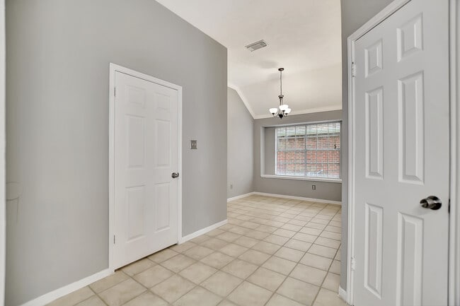 Building Photo - 15118 Red Cedar Cove Ln
