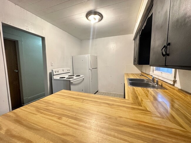 Building Photo - 2 bedroom 1 bath house!