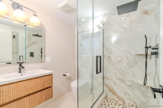 Building Photo - 811 Norwich Dr