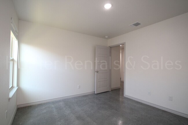Building Photo - 805 Freedom Cir