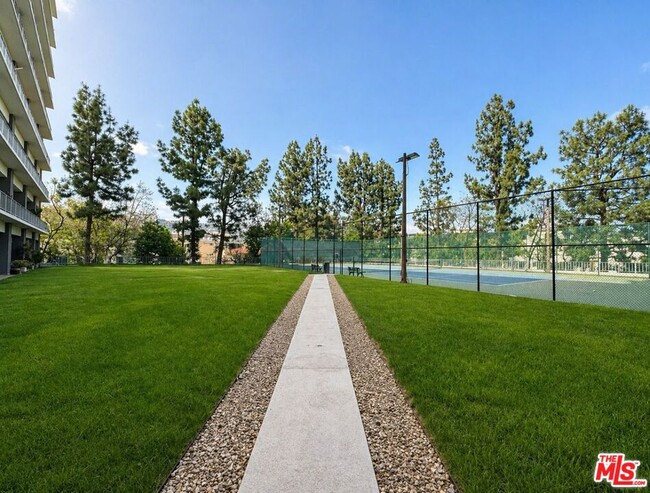 Building Photo - 100 S Doheny Dr