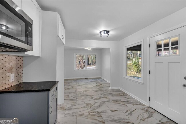 Building Photo - 2142 Cloverdale Dr SE