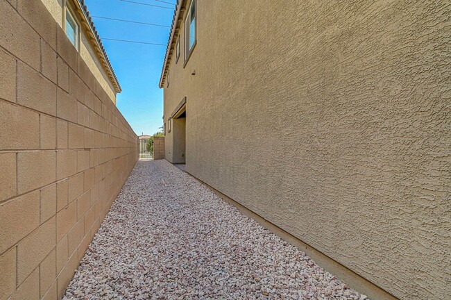 Building Photo - Stunning 3 Bedroom in Skye Canyon Master P...