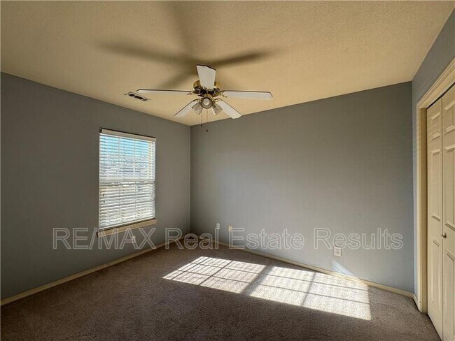 Building Photo - 6208 SW Meadow Well Ave