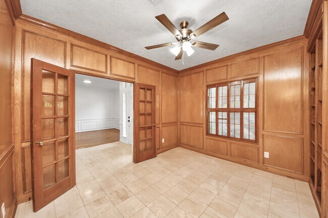 Building Photo - 15919 Lake Lodge Dr