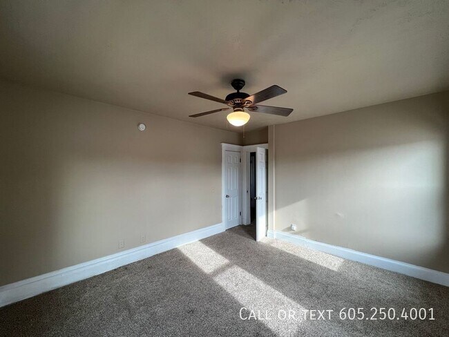 Building Photo - 4 Bedroom 2 Bathroom w/ Single Stall Garag...