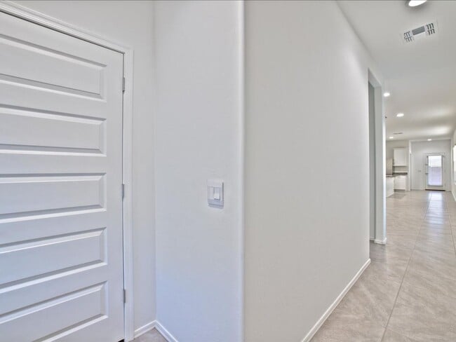 Building Photo - 3 Bedroom, 2 Bathroom