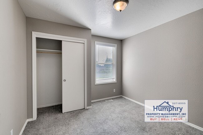 Building Photo - 3 Bedroom/2.5 Bathroom/2 Car Garage, 1,574 Sqft in the Landing Subdivision. Living Room/Dining Ro...