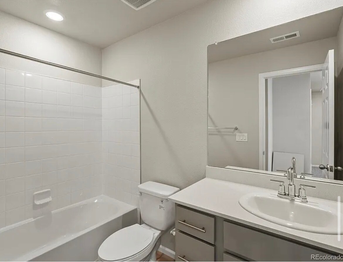 Building Photo - 750 N Shawnee St