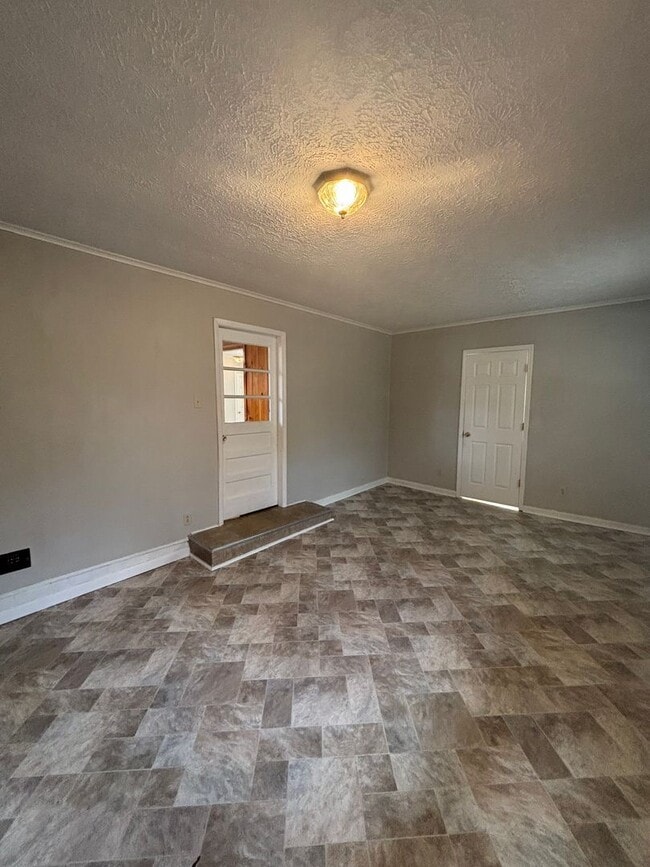 Building Photo - Updated 3bd/2bth home with Remodeled Maste...