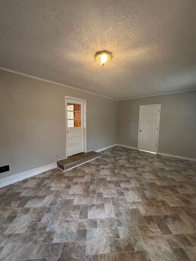 Building Photo - Updated 3bd/2bth home with Remodeled Master Suite & Prime Location!