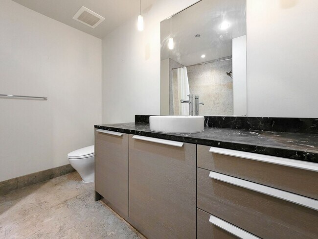 Building Photo - 25th West facing luxury unit located top of Hyatt Hotel!
