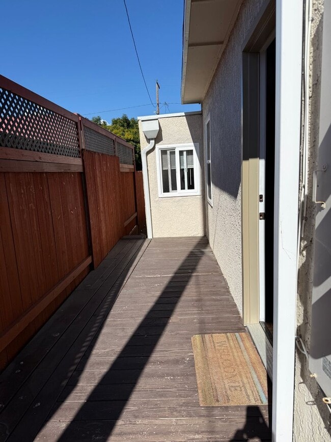 Building Photo - West Ventura 1+1 bedroom unit with a 2 car...