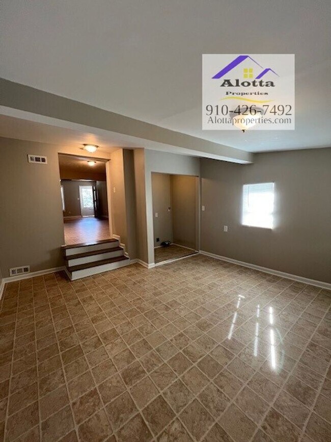 Building Photo - 3662 Golfview Rd