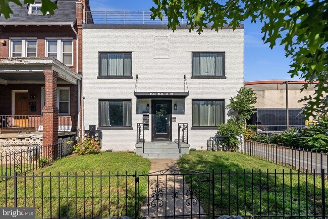 Building Photo - 1530 Neal St NE