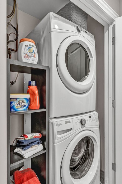 Building Photo - 3808 N Kenmore Ave