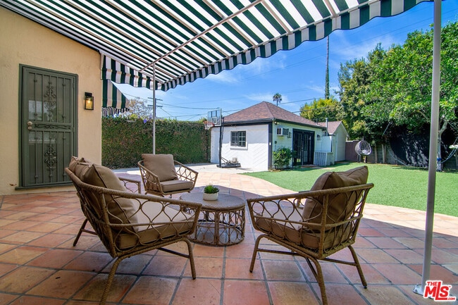 Building Photo - 121 S Poinsettia Pl