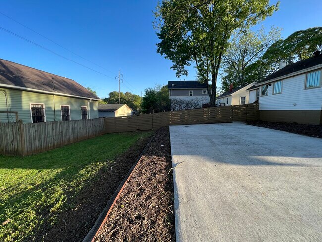 Building Photo - 327 N Clarendon Ave