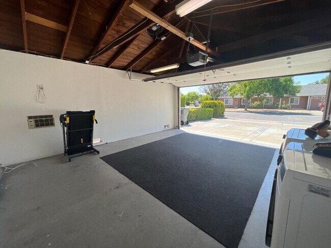 Building Photo - 3095 Calzar Dr