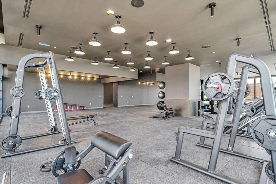 Building Photo - 601 NE 1st Ave