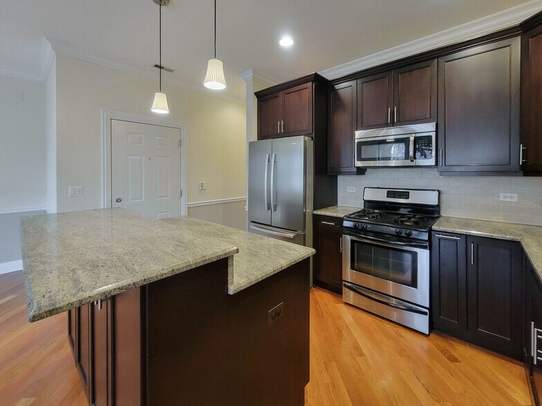 Building Photo - 3230 N Kenmore Ave