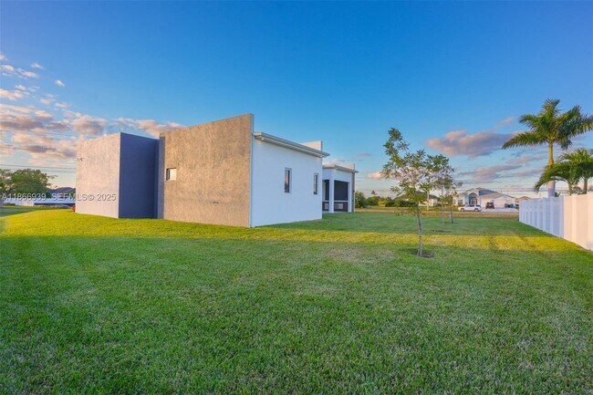 Building Photo - 5 SW 26th Pl