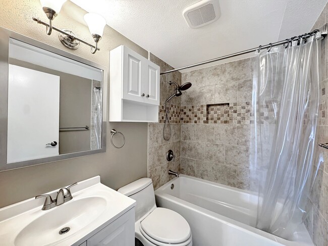 Building Photo - Beautiful 4B 2BA Home w/ AC, W/D, & Solar Panels!