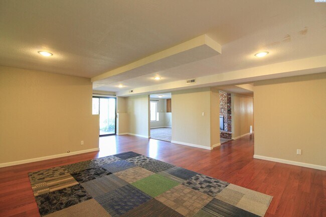 Building Photo - Large 5 Bed/3 Bath Home in Kennewick