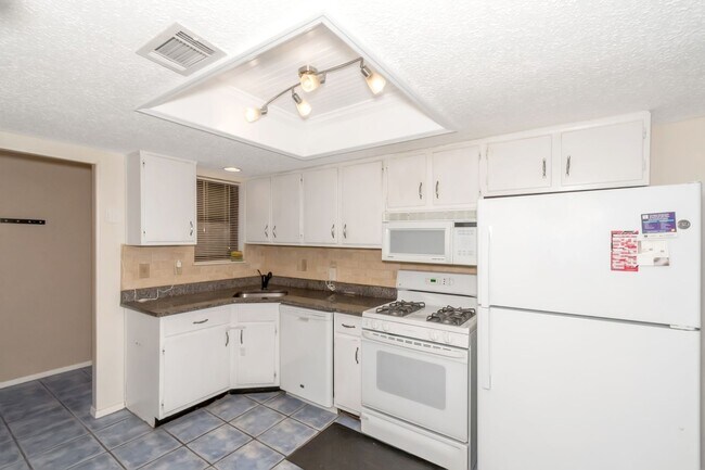 Building Photo - 2106 Palmyra Dr