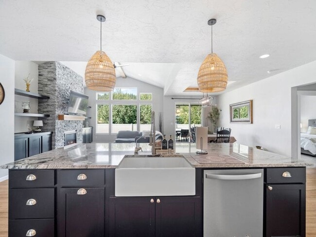 Building Photo - Fully Furnished Luxury 3-Bed, 2-Bath Home ...