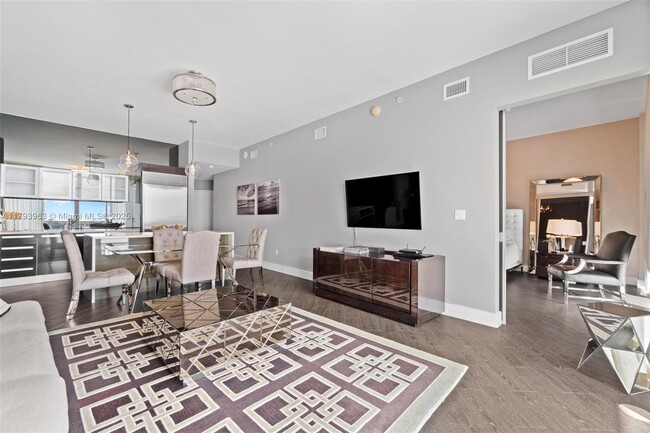 Building Photo - 2020 N Bayshore Dr