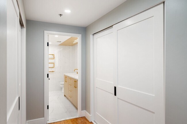 Building Photo - 75-83-83 Cambridge Pkwy