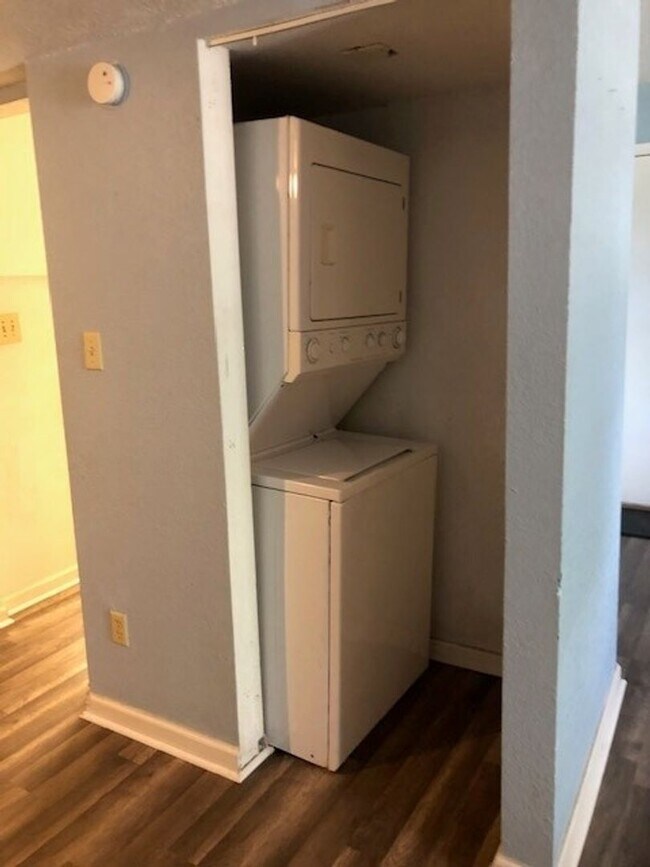 Building Photo - Just move on in- Fully furnished private one bedroom apartment