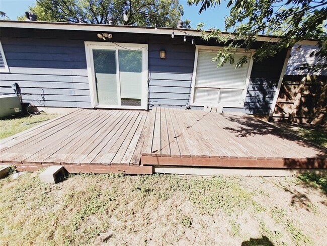 Building Photo - 2802 Loyola Ln