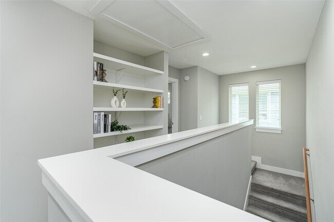 Building Photo - 705 E 49th St