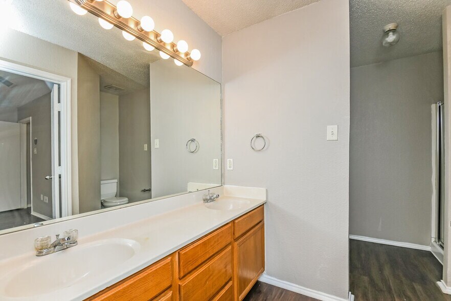 Building Photo - 825 Mesa Vista Dr