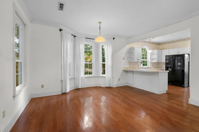 Building Photo - HISTORIC DOWNTOWN  3 bedroom 2.5 bath home