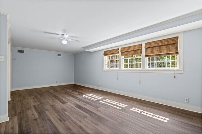 Building Photo - 246 McGregor Ave
