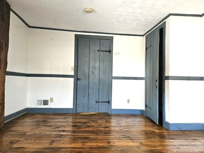 Building Photo - 703 Main St