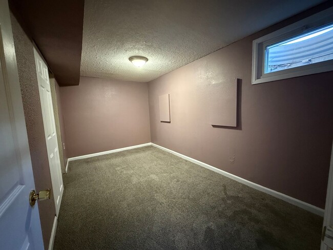Building Photo - Five Bedroom House Close To Ft. Carson